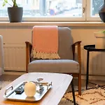 Bright, Lush And Comfortable In Kallio 赫尔辛基