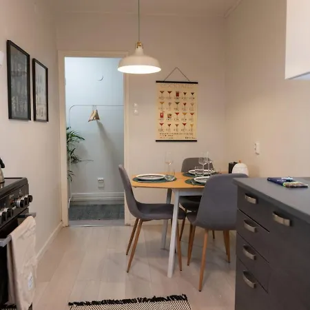 Bright, Lush And Comfortable In Kallio Apartman Helsinki